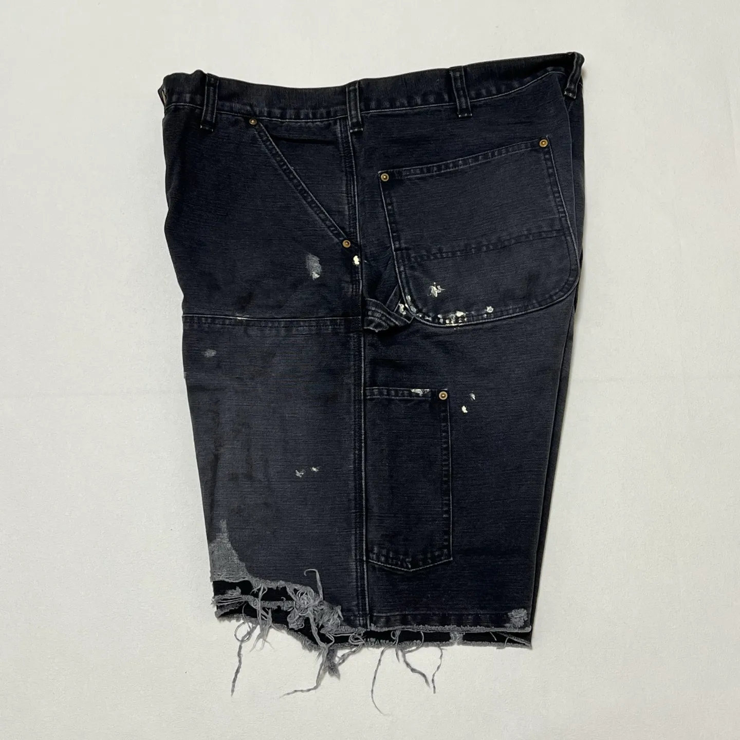 SAINT Mxxxxxx DOUBLE KNEE SHORTS/BLK Knee patches splashed with ink, washed and damaged denim shorts. Washed black S-XL. Custom woven and dyed denim denim with clear texture. Rewashed and faded to create local mottled fading/hole effects. Artificial distressing to simulate natural traces of wear. Original consistent damage treatment. Hand splashed ink and paint. Original consistent wash mark/pocket mark. Double knee patch. Rivet reinforcement. Improve functionality and enhance design.